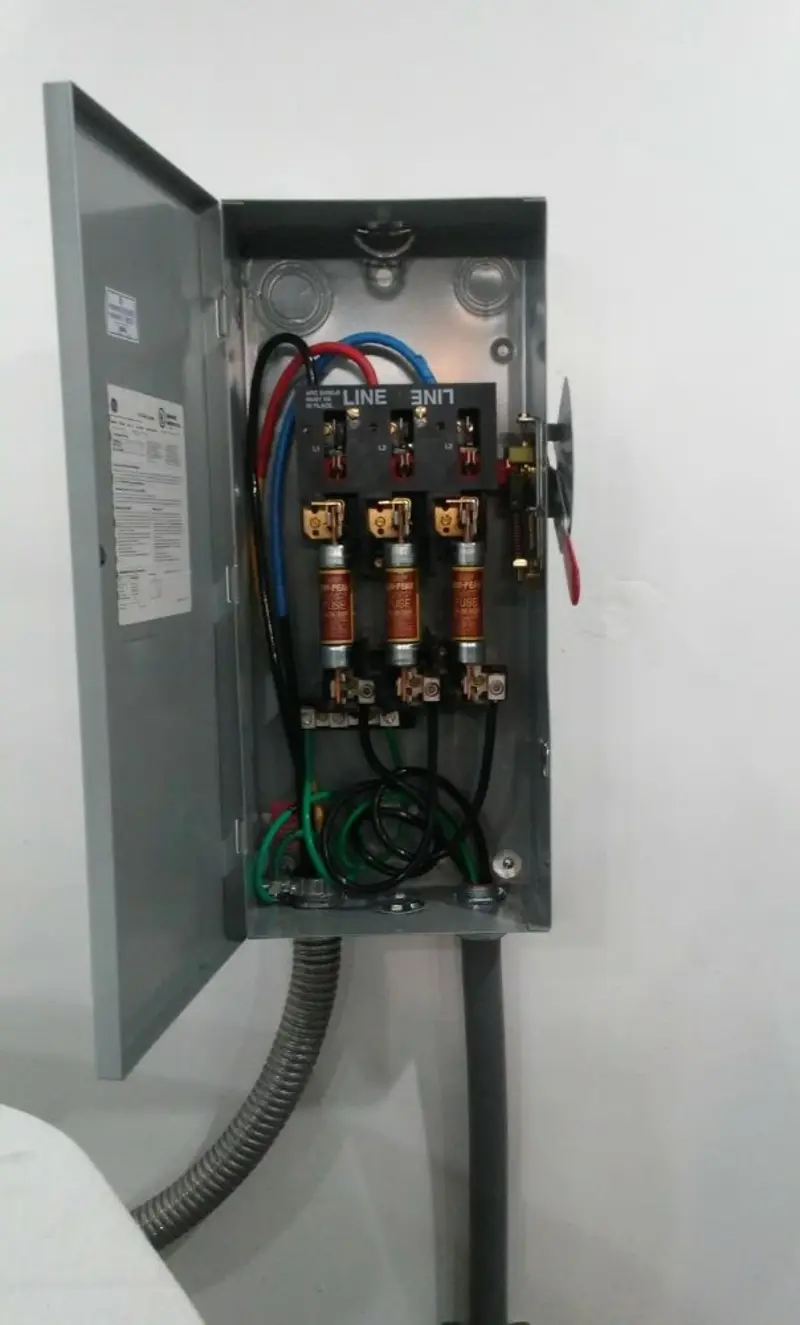 Three-phase disconnect switch installed for Smoke Detector Installation in Cuba